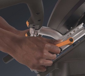 Рукоятки регулируются очень просто с помощью рычажка "вверх-вниз", а сиденье с помощью рычажка "поверни-потяни" для идеального положения во время длительных тренировок