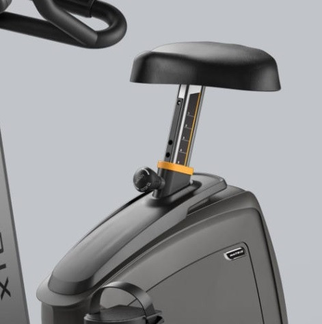 Вертикальный велотренажер Matrix Lifestyle. Консоль Touch Base