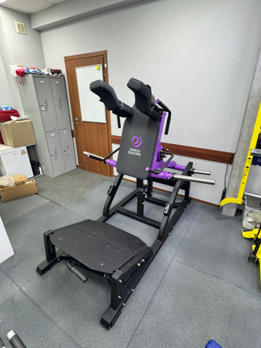 Тренажер Гак V-присед серии Peach Builder PB311 (нагружаемый дисками 50 мм)